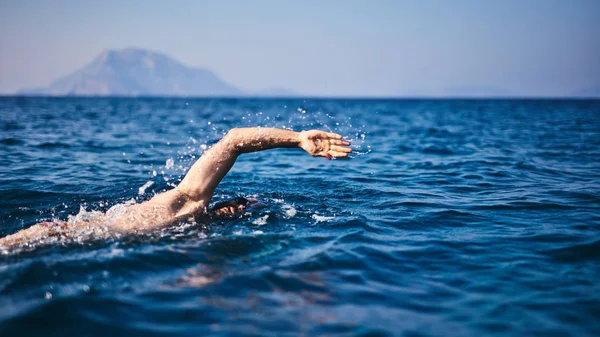 Formation de nageur en haute mer / océan . — Photo