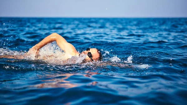 Formation de nageur en haute mer / océan . — Photo