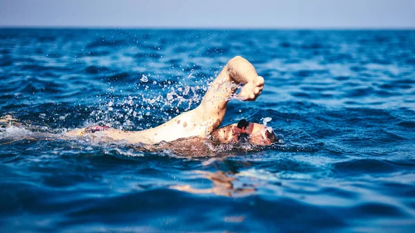 Úszó képzés a nyílt tengeren / óceánon. — Stock Fotó