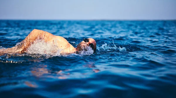 Schwimmtraining auf dem offenen Meer / Ozean. — Stockfoto