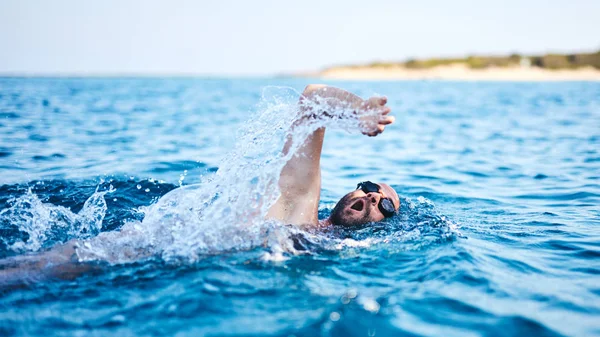Swimmer training on the open sea / ocean. — Stock Photo, Image
