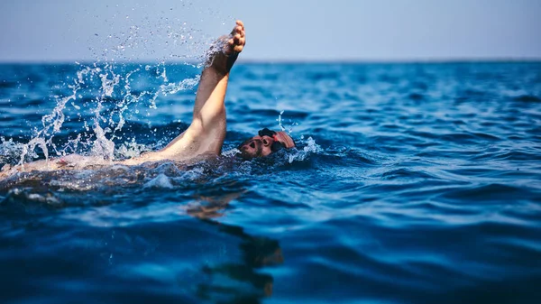 Treino de natação em mar aberto / oceano . — Fotografia de Stock