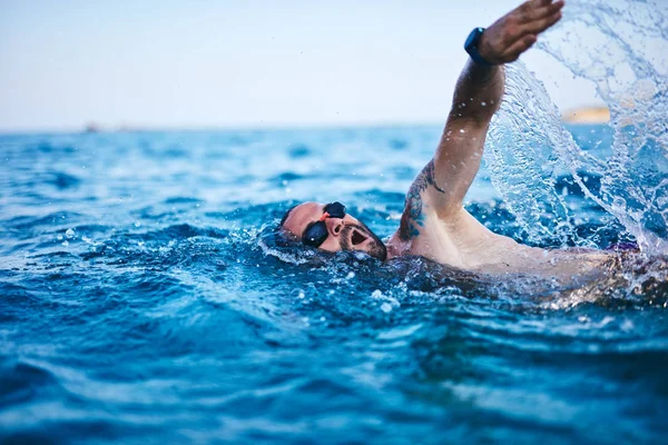 Schwimmtraining auf dem offenen Meer / Ozean. — Stockfoto