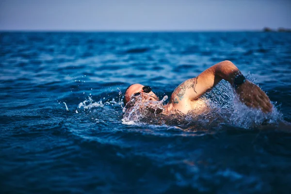 Swimmer training on the open sea / ocean. — Stock Photo, Image