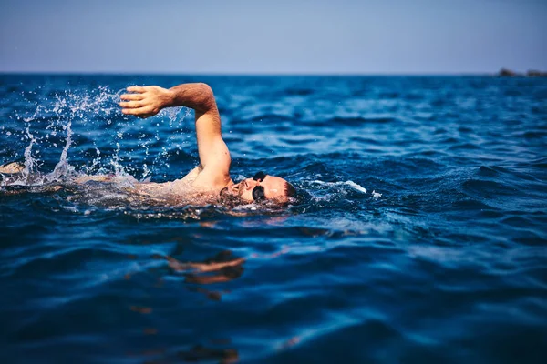 Treino de natação em mar aberto / oceano . — Fotografia de Stock