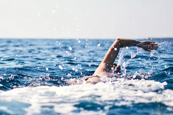 Formation de nageur en haute mer / océan . — Photo