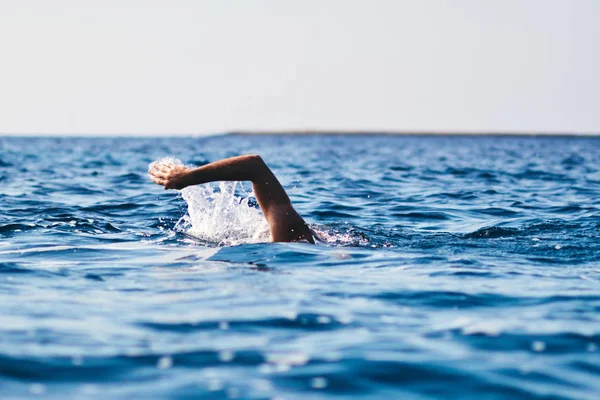 Treino de natação em mar aberto / oceano . — Fotografia de Stock