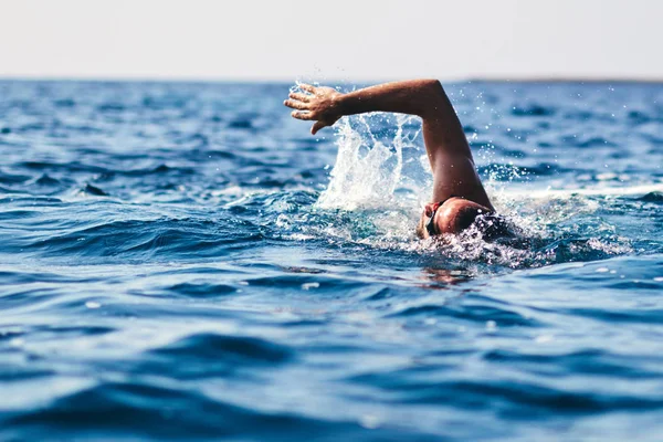 Treino de natação em mar aberto / oceano . — Fotografia de Stock