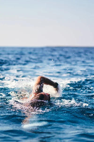 Formation de nageur en haute mer / océan . — Photo