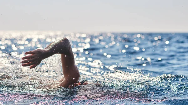 Schwimmtraining auf dem offenen Meer / Ozean. — Stockfoto