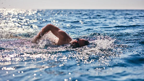 Schwimmtraining auf dem offenen Meer / Ozean. — Stockfoto