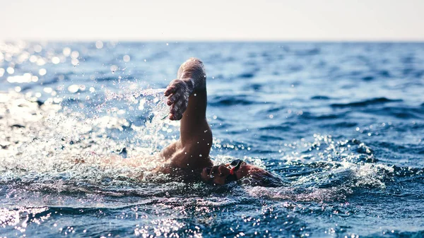 바다와 바다에서 수영 훈련을 받음. — 스톡 사진