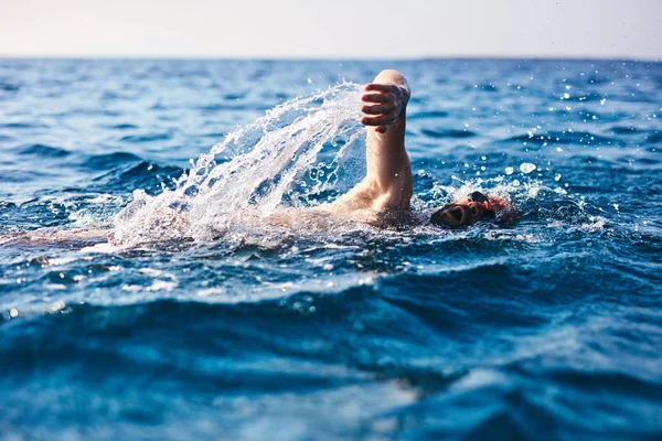 Schwimmtraining auf dem offenen Meer / Ozean. — Stockfoto