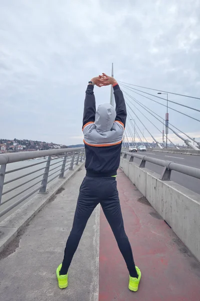 Sportsman pracy/jogging na dużym miejskim mostu miejskiego. — Zdjęcie stockowe