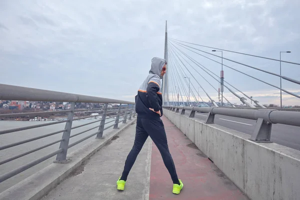 Deportista haciendo ejercicio / trotando en un gran puente urbano de la ciudad . —  Fotos de Stock