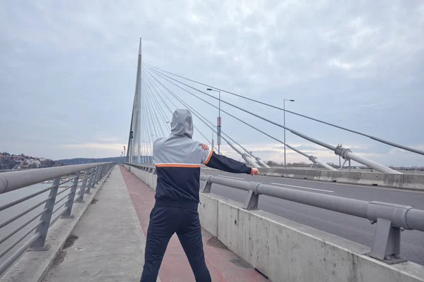 Sportler beim Training / Joggen auf einer städtischen Großstadt-Brücke. — Stockfoto