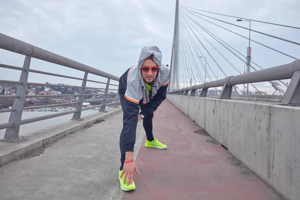 Sportler beim Training / Joggen auf einer städtischen Großstadt-Brücke. — Stockfoto