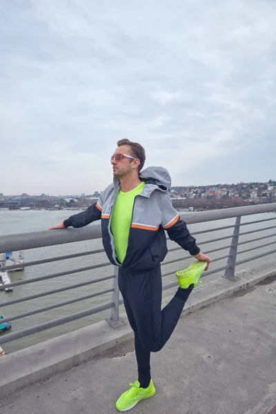 Sportsman pracy/jogging na dużym miejskim mostu miejskiego. — Zdjęcie stockowe