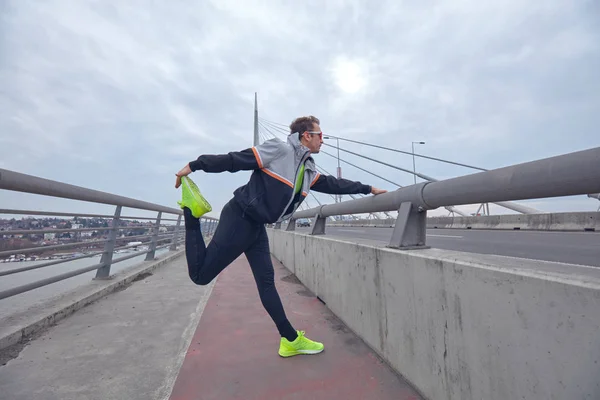 Sportler beim Training / Joggen auf einer städtischen Großstadt-Brücke. — Stockfoto