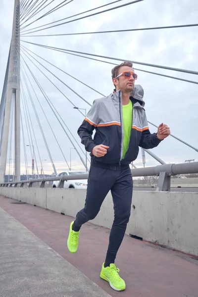 Sportman trainen/joggen op een grote stad Stadsbrug. — Stockfoto