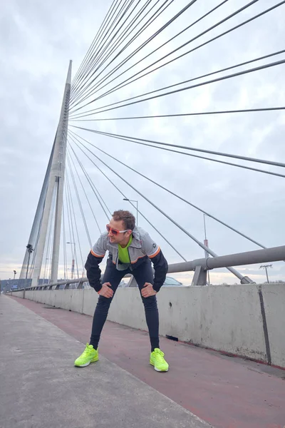 Sportler beim Training / Joggen auf einer städtischen Großstadt-Brücke. — Stockfoto