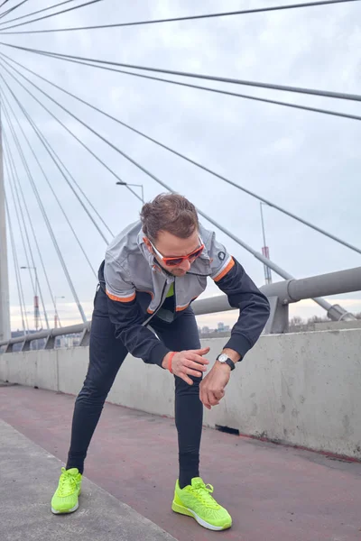 Sportler beim Training / Joggen auf einer städtischen Großstadt-Brücke. — Stockfoto