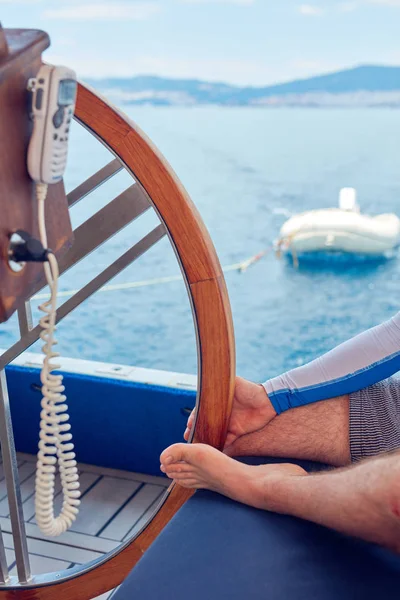 Marinero con rueda para dirigir timón en un velero . — Foto de Stock