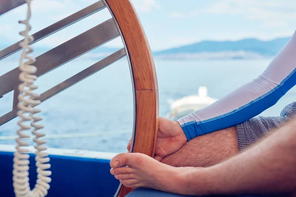 Marinero con rueda para dirigir timón en un velero . — Foto de Stock