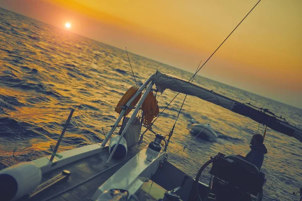 Marinheiro usando roda para dirigir leme em um barco à vela . — Fotografia de Stock