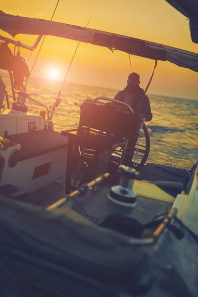 Marinero con rueda para dirigir timón en un velero . — Foto de Stock