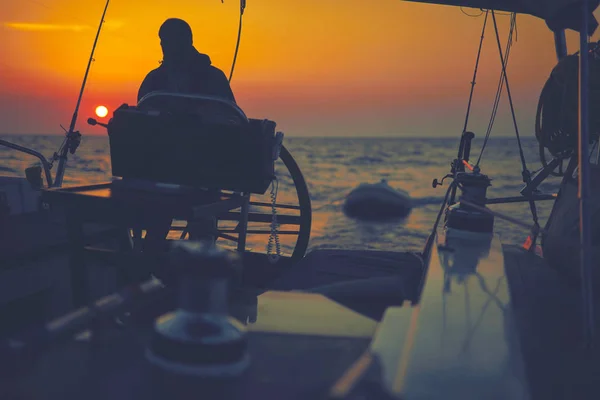 Marinheiro usando roda para dirigir leme em um barco à vela . — Fotografia de Stock