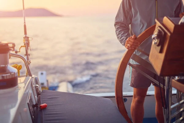 Marinero con rueda para dirigir timón en un velero . — Foto de Stock