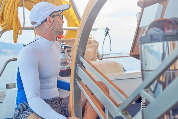 Segler steuert Ruder auf einem Segelboot. — Stockfoto