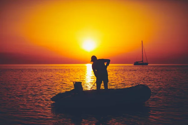外海での日没時の漁師のシルエット — ストック写真