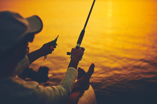 Силует рибалки під час заходу сонця на відкритому морі — стокове фото