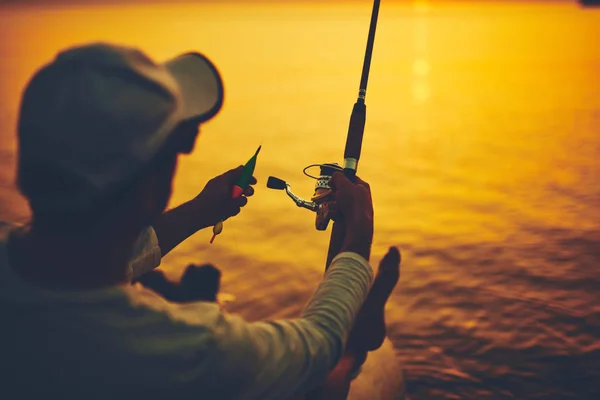 Silhouette eines Fischers, der bei Sonnenuntergang auf dem offenen Meer fischt — Stockfoto