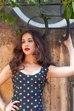 Sokakta poz veren zarif genç bir kadın..