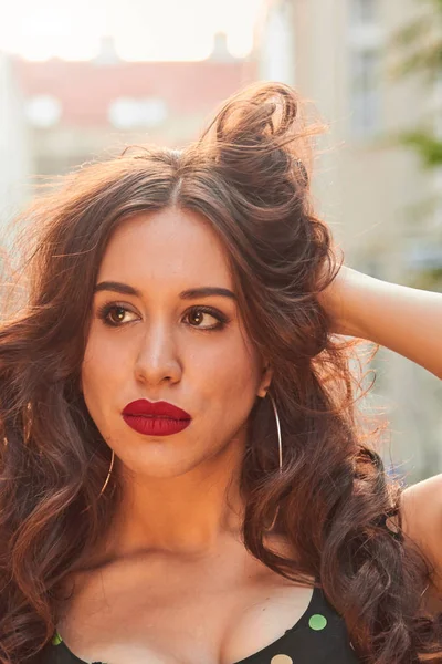 Elegant young woman posing on the street. — Stock Photo, Image