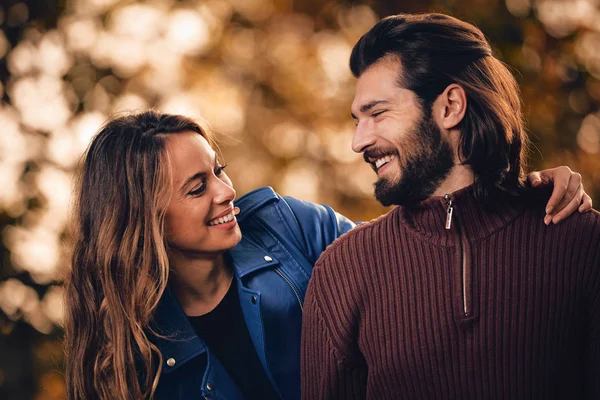 Paar in der Herbstsaison farbigen Park genießen im Freien. — Stockfoto