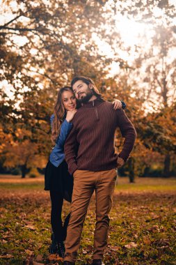 Renkli park açık havada zevk çift sonbaharda sezon.