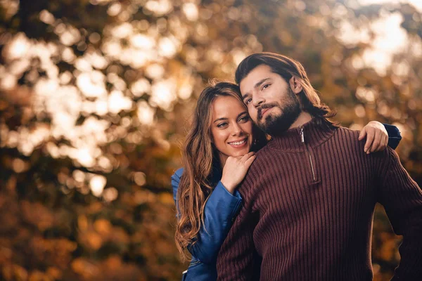 Casal na temporada de outono colorido parque desfrutando ao ar livre . — Fotografia de Stock