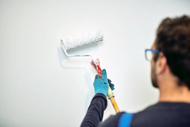 Ev içinde işçi boyama duvarları-yenileme düzeltmeleri.