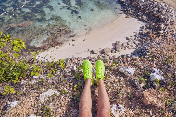 Sportsman s'étirant sur une falaise exotique tropicale près de l'océan . — Photo