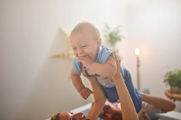 Eltern spielen zu Hause mit einem Baby. — Stockfoto