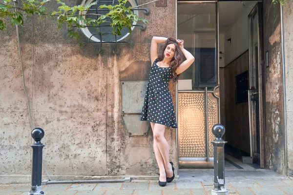 Jovem no vestido posando na frente da câmera . — Fotografia de Stock