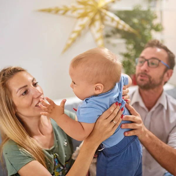 집에서 아기와 놀고있는 부모. — 스톡 사진