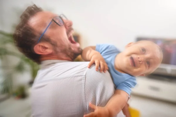 Papá soltero enloqueciendo en casa con un bebé . —  Fotos de Stock