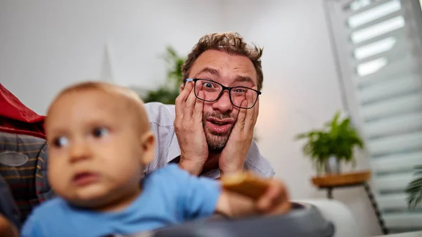 Pai solteiro enlouquecendo em casa com um bebê . — Fotografia de Stock