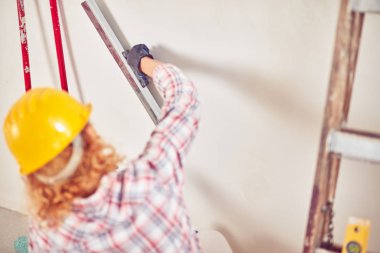 Çalışan kadın sıva / evin içinde duvarlar boyama.