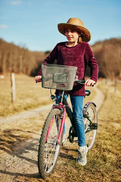 귀여운 작은 10 살 소녀 승마 자전거 에 시골. — 스톡 사진